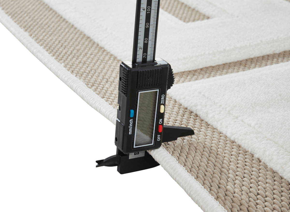 Tapis beige foncé à lettres beiges 160 x 230 cm KEZIA
