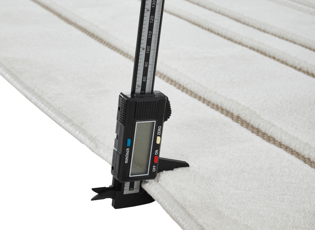 Tapis blanc écru à lignes asymétriques beiges 160 x 230 cm AYLAN
