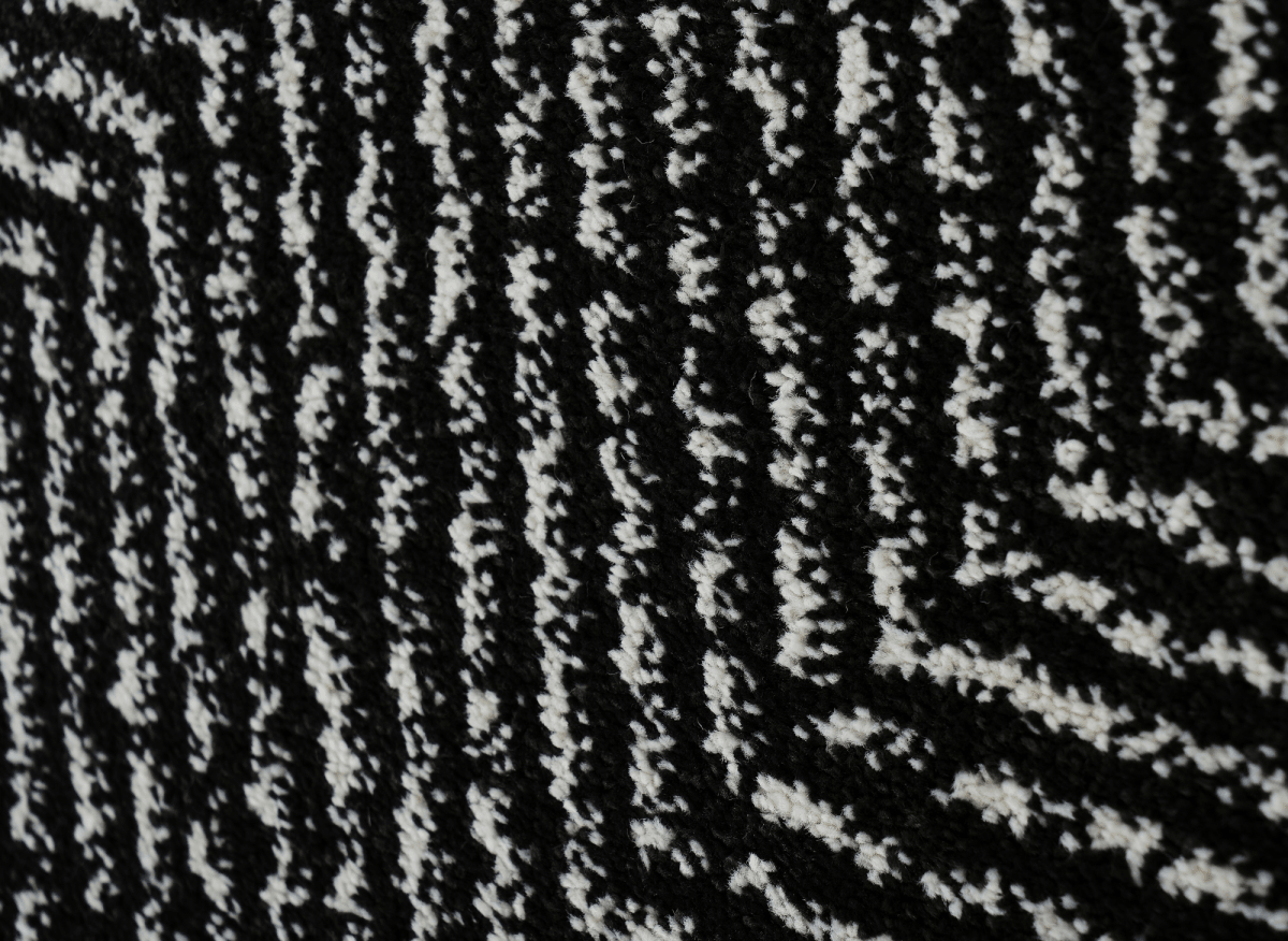 Tapis noir à motifs chevrons blancs 160 x 230 cm AIDA
